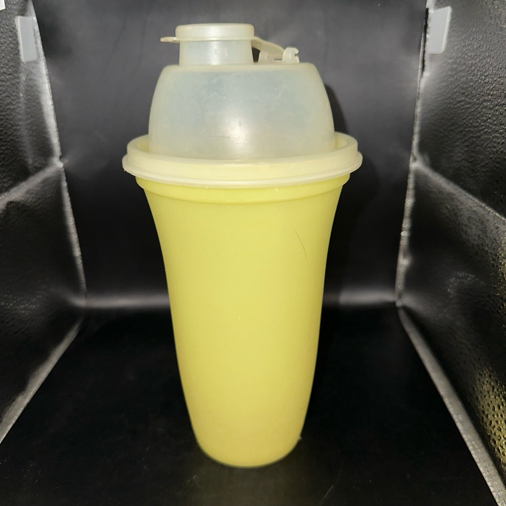 Vintage Tupperware 844-9 Yellow Quick Shaker 16oz Gravy Drink Mixer Blender